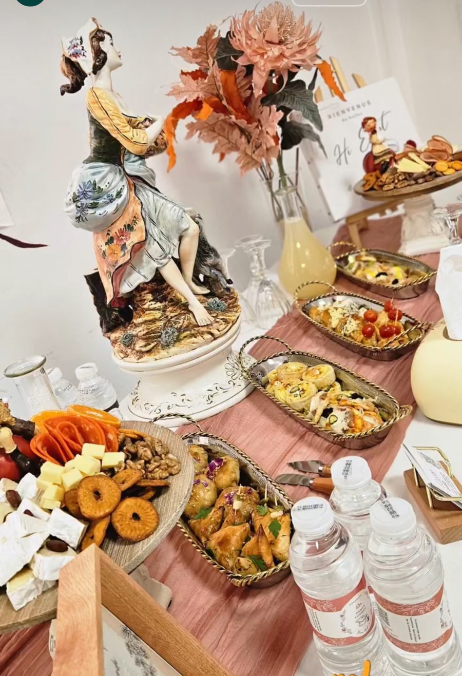 Buffet salé avec feuilletés, fromages et fruits secs
