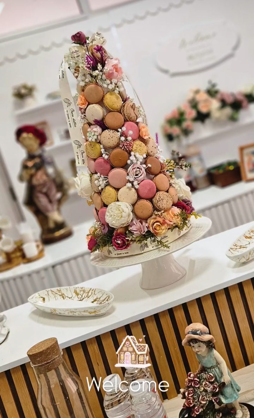Tour de macarons sur présentoir blanc