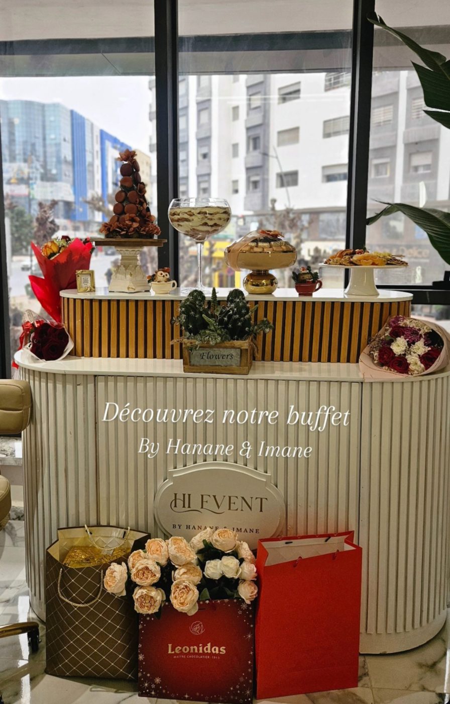 Comptoir HI Event avec buffet et bouquets