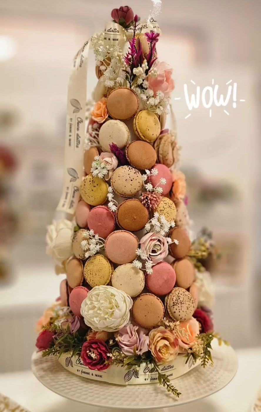 Tour de macarons décorée de fleurs