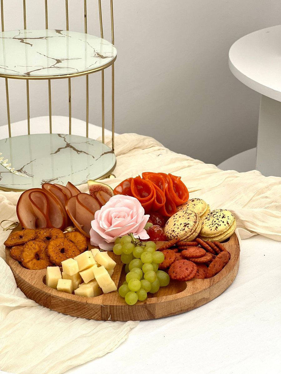 Planche de charcuterie, fromages et macarons