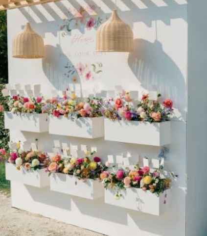 Mur de fleurs avec plan de table